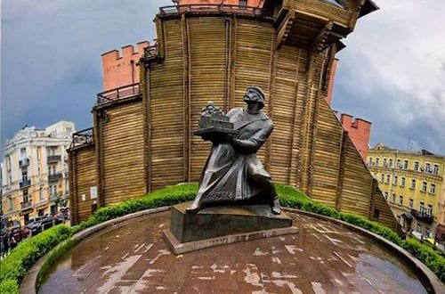 Golden Gate Statue in Ukraine